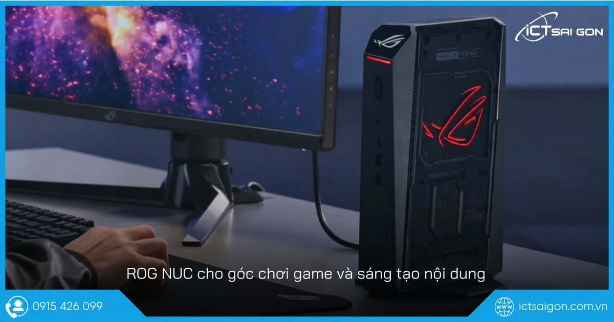 Máy ASUS ROG NUC đặt cạnh màn hình trên bàn làm việc