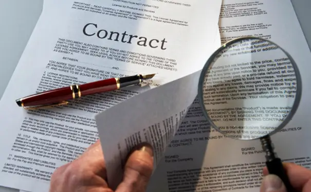 Đọc kỹ hợp đồng thuê máy trước khi ký kết