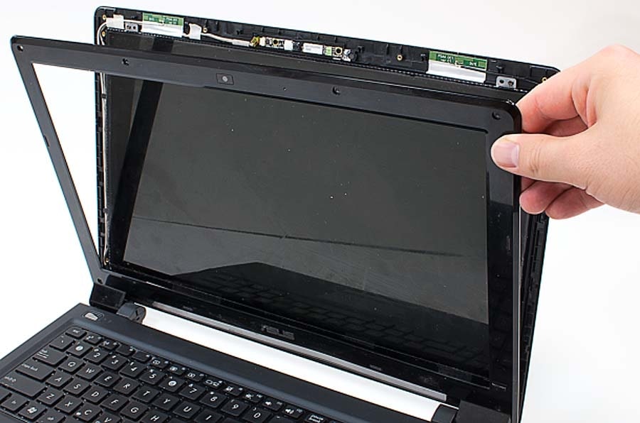 Cách sửa chữa cơ bản khi màn hình laptop bị chảy mực là thay thế màn hình mới