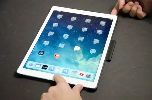 man-hinh-ipad-bi-dom-den-5